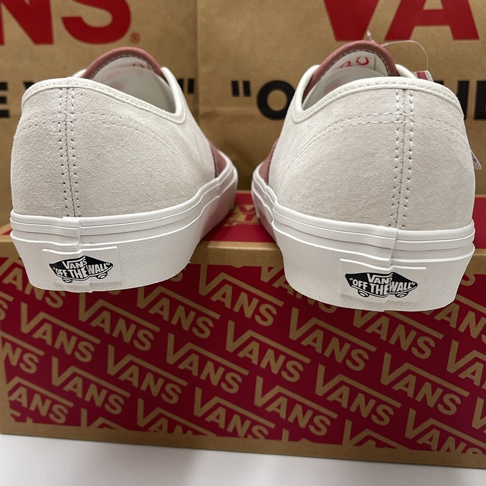 Vans Men’s Authentic Pig Suede Withered Rose
VN000BW5CHO
Sneakers - Picture 13 of 16